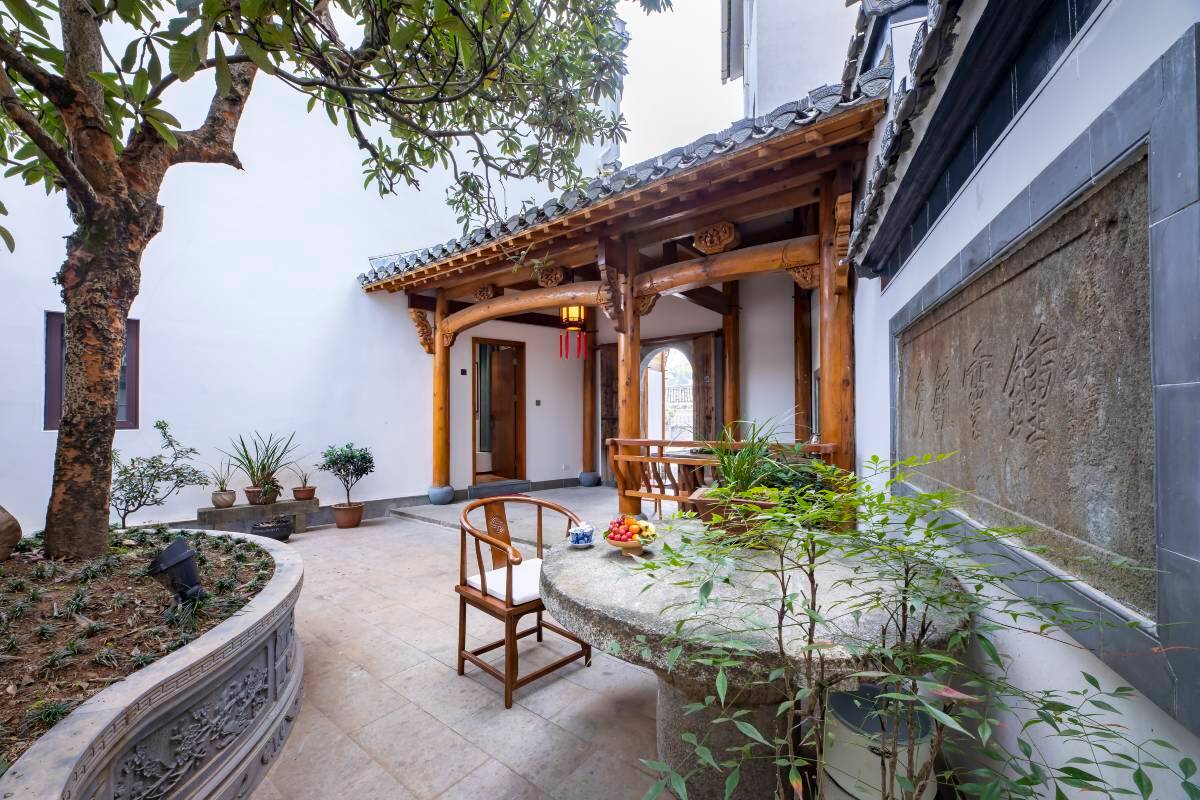 白墙与木廊围合的庭院